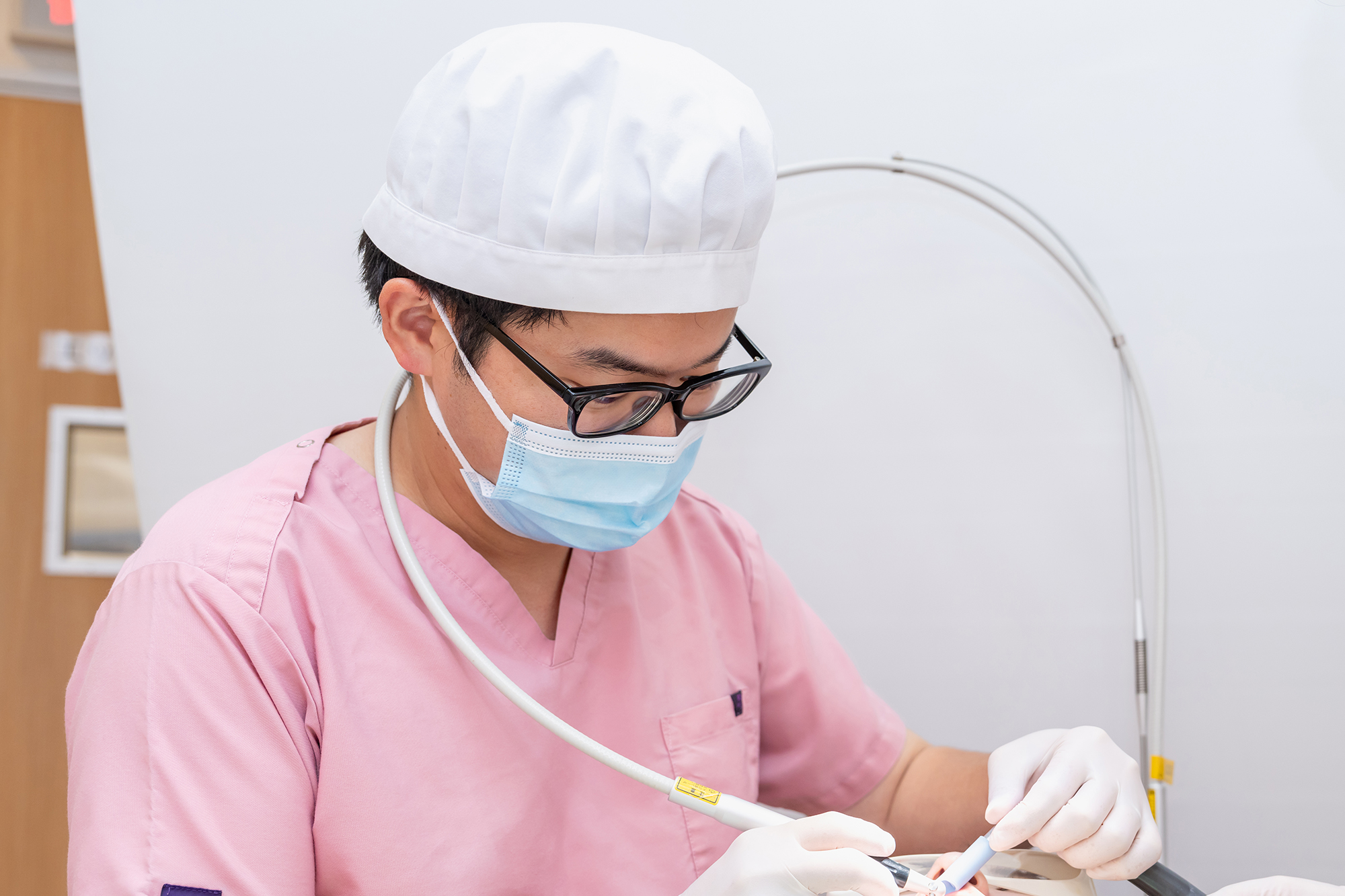 歯科医師が診療しているような写真