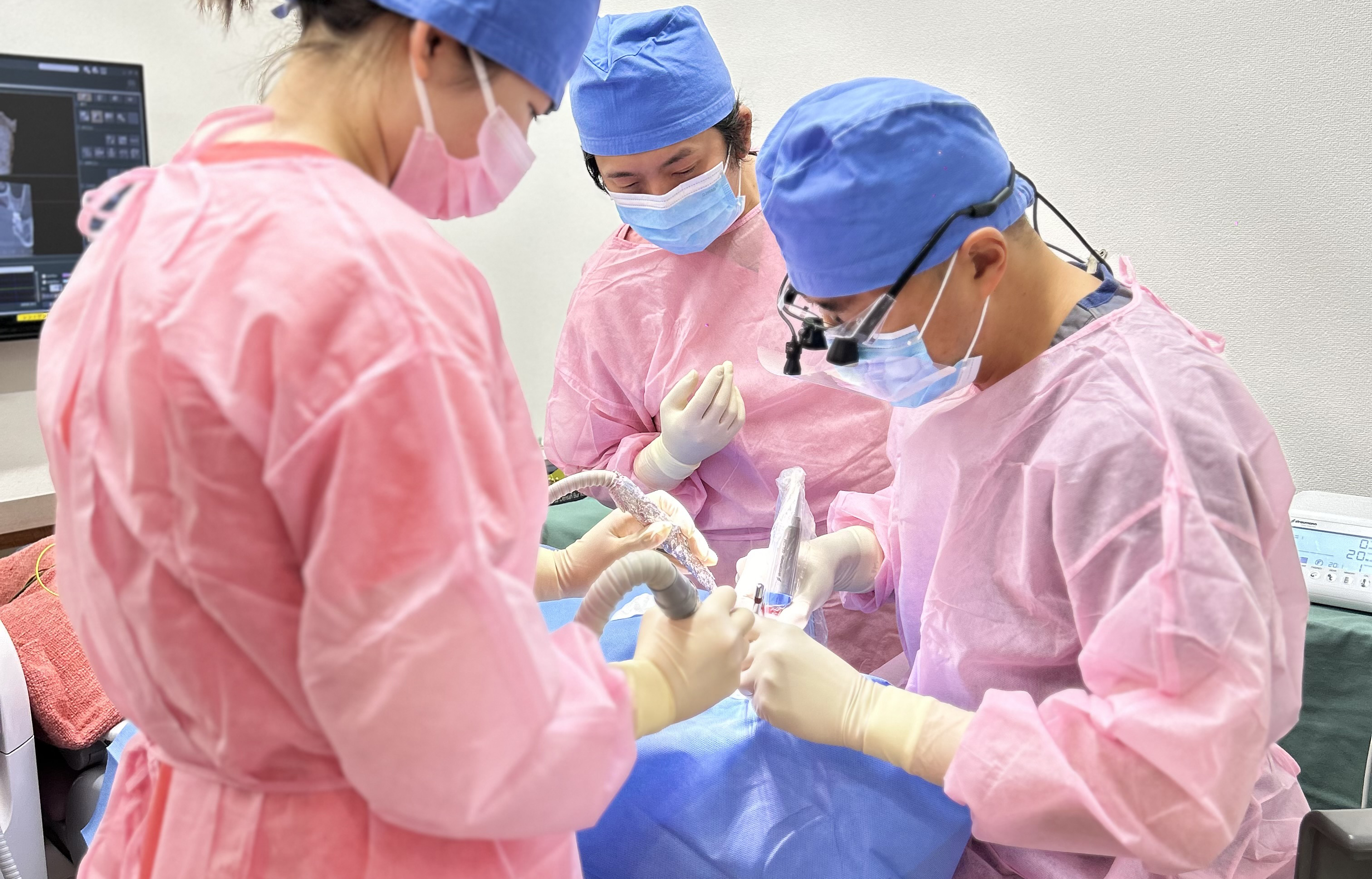 歯科医師が施術しているような写真